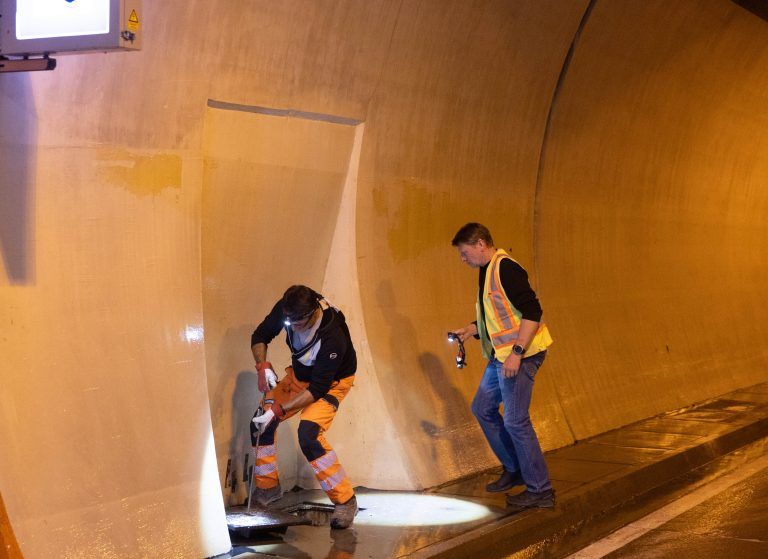 Zwischen Tunnelbürste und Notfallnische: Hinter den Kulissen im Achraintunnel