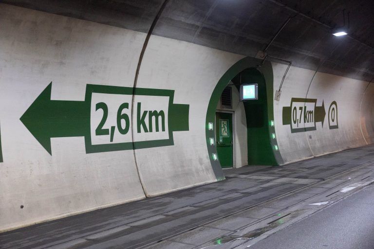 Zwischen Tunnelbürste und Notfallnische: Hinter den Kulissen im Achraintunnel