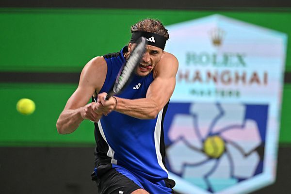 Referee-Schelte und 8 Matchbälle &#8211; Zverev in Shanghai weiter