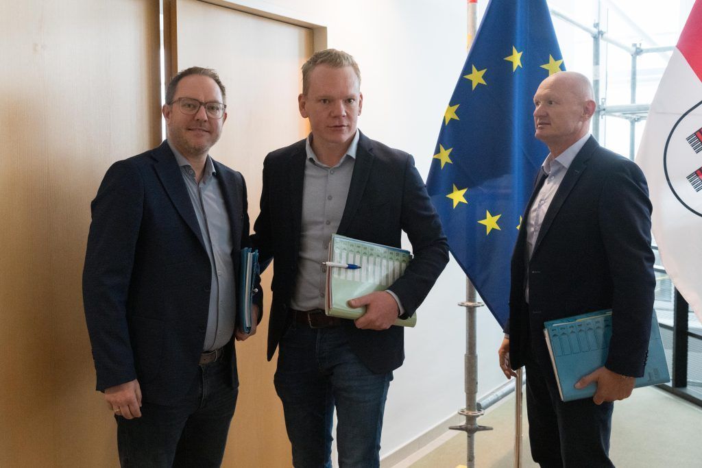 Was verrät Bitschis Mappe über den Inhalt der Koalitionsverhandlung?