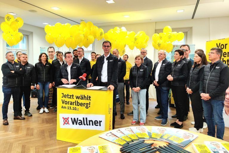 ABD0023_20240930 – DORNBIRN – STERREICH: Vorarlbergs Landeshauptmann Markus Wallner (VP) und Landesgeschftsfhrer Dietmar Wetz (VP) am Montag, 30. September 2024, anl. der PK der VP Vorarlberg “Jetzt whlt Vorarlberg!” in Dornbirn. – FOTO: APA/ANGELIKA GRABHER-HOLLENSTEIN