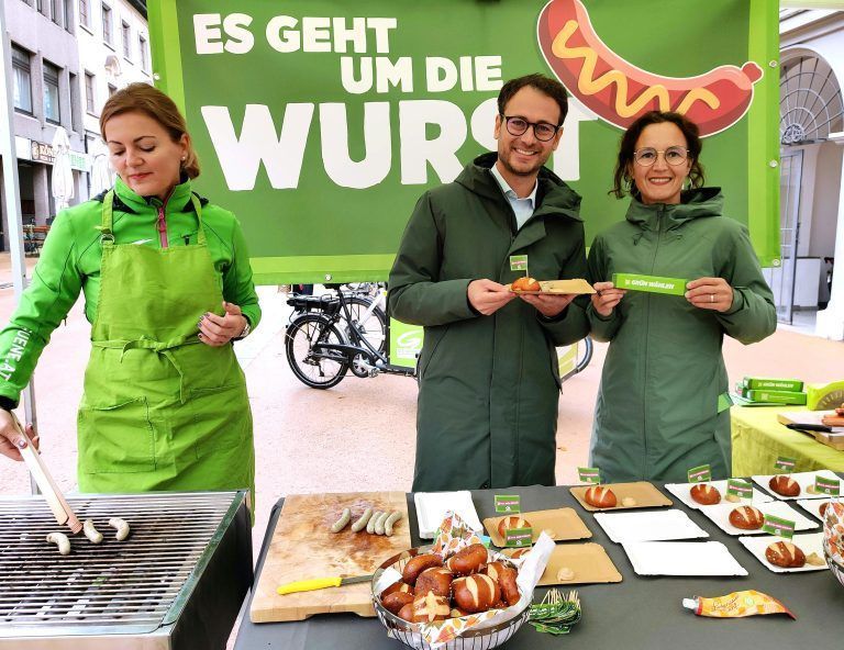 ABD0045_20241011 – BREGENZ – STERREICH: Grnen-Spitzenkandidat Landesrat Daniel Zadra und Co-Grnenchefin Eva Hammerer (re.), aufgenommen am Freitag, 11. Oktober 2024, im Rahmen des Wahlkampfabschluss der Grnen, in Bregenz. – FOTO: APA/ANGELIKA GRABHER-HOLLENSTEIN