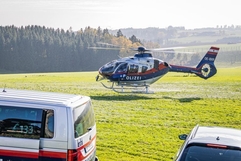 ABD0050_20241028 – ROHRBACH – STERREICH: ZU APA0154 VOM 28.10.2024 – Im Mhlviertel in Obersterreich sind Montagfrh, 28. Oktober 2024, zwei Menschen erschossen worden, unbesttigte Medienberichte sprechen sogar von einem dritten Todesopfer. Bei einem Toten handelt es sich nach APA-Informationen um einen amtierenden Brgermeister aus dem Bezirk Rohrbach. Im Bild: Einsatzkrfte der Polizei im Raum Rohrbach. […]