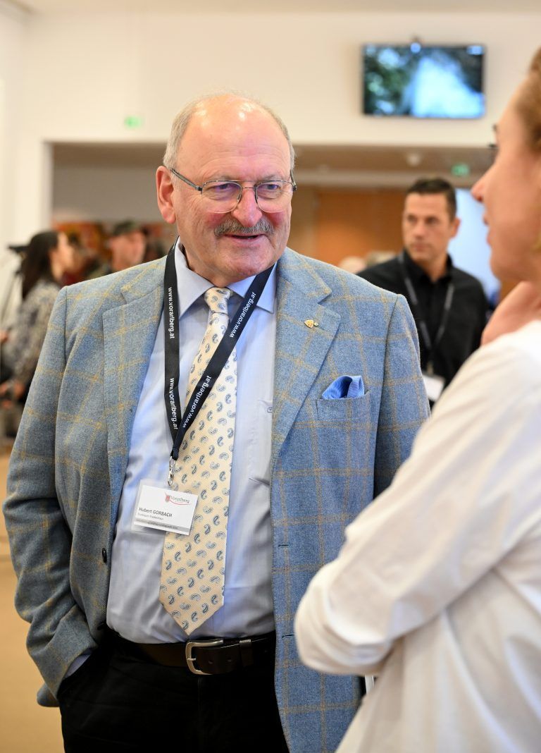 ABD0063_20241013 – FRASTANZ –
STERREICH: Der ehemalige Vizekanzler Hubert Gorbach (FP
/BZ
) im Rahmen der Vorarlberger Landtagswahl 2024, aufgenommen am Sonntag, 13. Oktober 2024, im Landhaus. – FOTO: APA/BARBARA GINDL