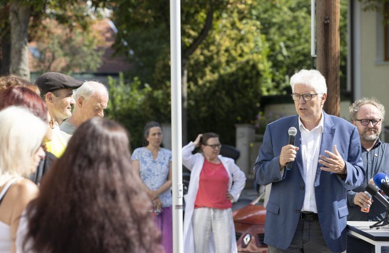 ABD0064_20240813 – WIEN –
STERREICH:
GK-Obmann Andreas Huss am Dienstag, 13. August 2024 im Rahmen einer ffentlichen Betriebsversammlung anl. des geplanten VAMED-Verkaufs in Wien. – FOTO: APA/TOBIAS STEINMAURER