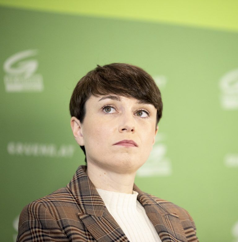 ABD0111_20241004 – WIEN – STERREICH: Klubobfrau Sigrid Maurer (GRNE) am Freitag, 4. Oktober 2024, anlsslich eines Pressestatements zum erweiterten Bundesvorstand in Wien. – FOTO: APA/TOBIAS STEINMAURER
