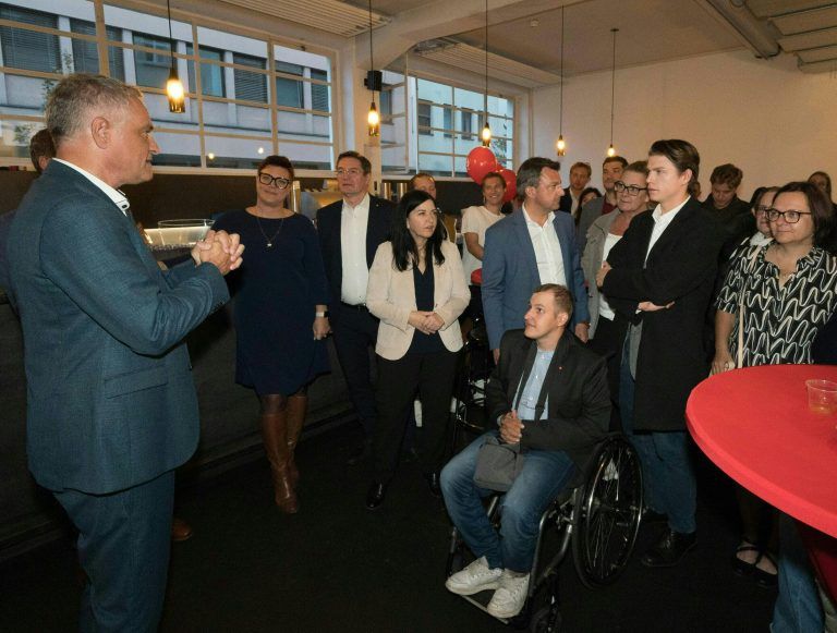 ABD0124_20241013 – BREGENZ –
STERREICH: SP
-Spitzenkandidat Mario Leiter (li.) am Sonntag, 13. Oktober 2024, anlsslich der Wahlparty der SP
, im Rahmen der Vorarlberger Landtagswahl 2024 in Bregenz. – FOTO: APA/DIETMAR STIPLOVSEK