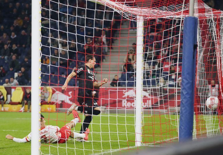 ABD0135_20241019 – SALZBURG – STERREICH: Lukas Fridrikas (Cashpoint SCR Altach/re) erzielte das 0:1, Nicolas Capaldo Taboas (FC Red Bull Salzburg/li) whrend der Admiral Bundesliga-Begegnung / 10. Runde zwischen Red Bull Salzburg und Cashpoint SCR Altach am Samstag, 19. Oktober 2024, in Salzburg. – FOTO: APA/KRUGFOTO