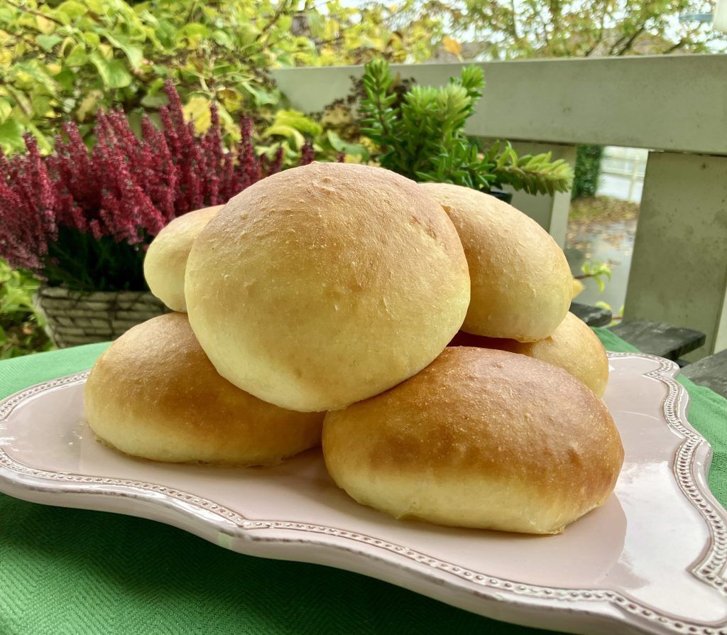 Frisch gebackene Brioche Burger Buns