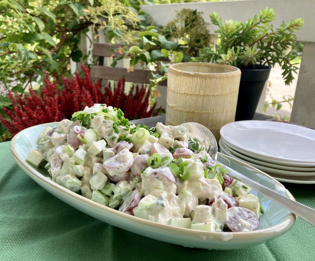 Geflügelsalat mit Äpfeln und Trauben