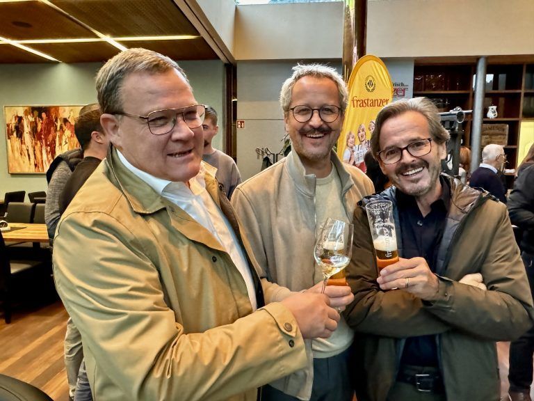 Auf gute Nachbarschaft. Markus Klebel, Patrick und Bernie Gallaun