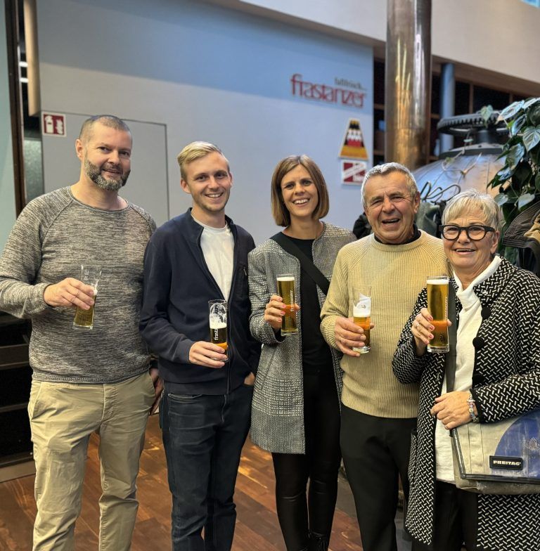 Gelöste Stimmung bei Alex Milojevic, Laurin Bernhart, Sabine Hölzl, Lothar und Lisi Gallaun