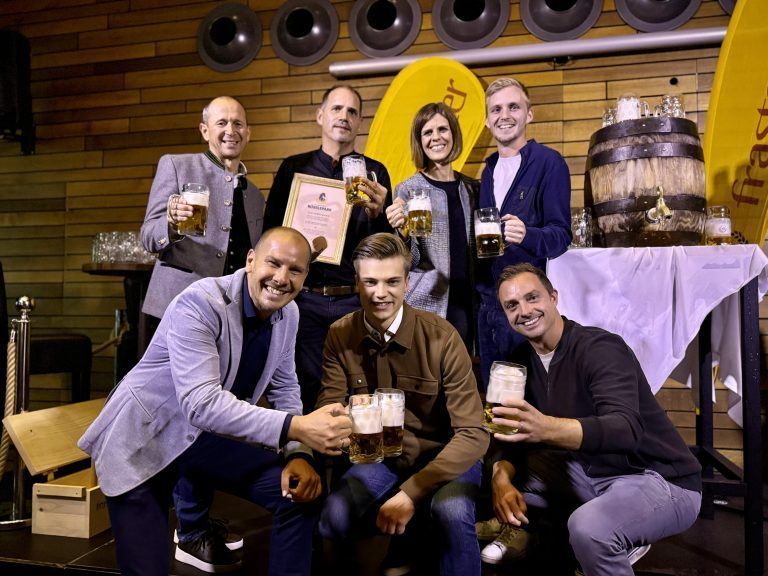 Frisch angezapft: Hinten: Kurt Michelini, Mike Häfele-Locher, Sabine Hölzl, Laurin Bernhart; Vorne: Olli Müller, Luca Dobler, Mario Rothmund