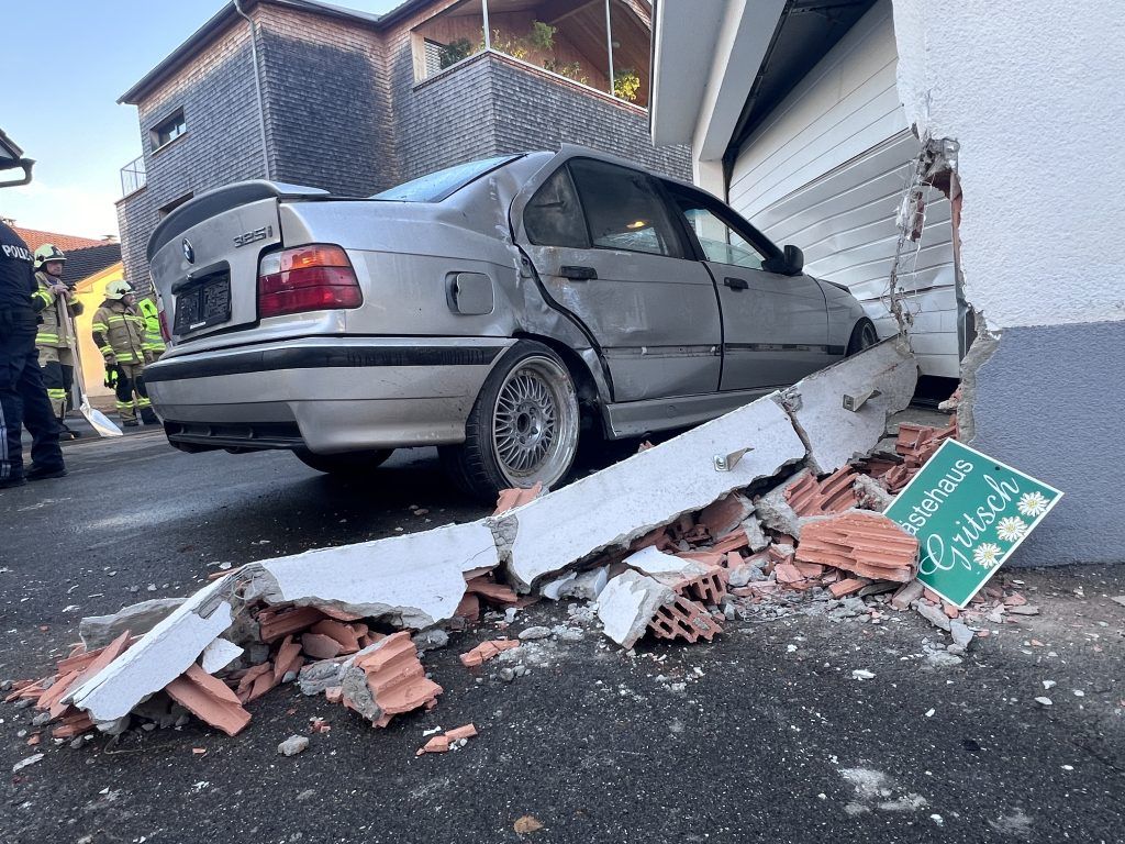 17-Jähriger mit BMW in Garage gekracht