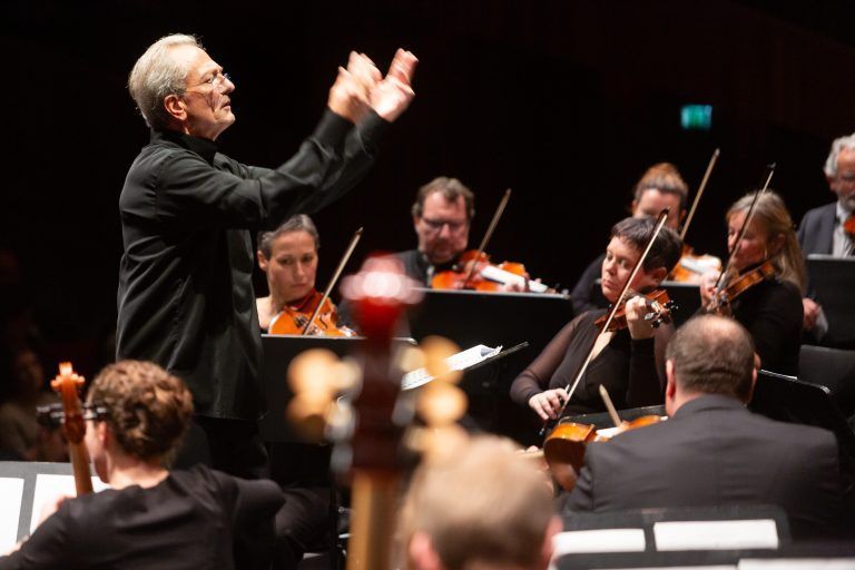 Bregenz am 20 2024 SOV Symphonieorchester Vorarlberg, Konzert 2,Gustav Mahler, Arnold Schoenberg Dirigent Gerard Korsten, Violocello Harriet Krijch