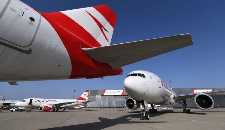 ABD0091_20210226 - SCHWECHAT - ÖSTERREICH: ++ THEMENBILD ++ ZU APA0225 VOM 26.2.2021 - Illustration zum Thema Austrian Airlines (AUA). Im Bild: Eine Maschine der Austrian Airlines (AUA) aufgenommen am Freitag, 26. Februar 2021, am Flughafen Wien-Schwechat. - FOTO: APA/HELMUT FOHRINGER; Sujet