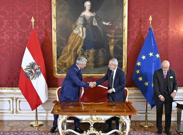 ABD0116_20241002 - WIEN - ÖSTERREICH: Bundespräsident Alexander Van der Bellen (r.) und Bundeskanzler Karl Nehammer (ÖVP) am Mittwoch, 02. Oktober 2024, im Rahmen der Demission der Bundesregierung und Betrauung mit der Fortführung der Verwaltung durch den Bundespräsidenten in Wien. - FOTO: APA/HANS KLAUS TECHT