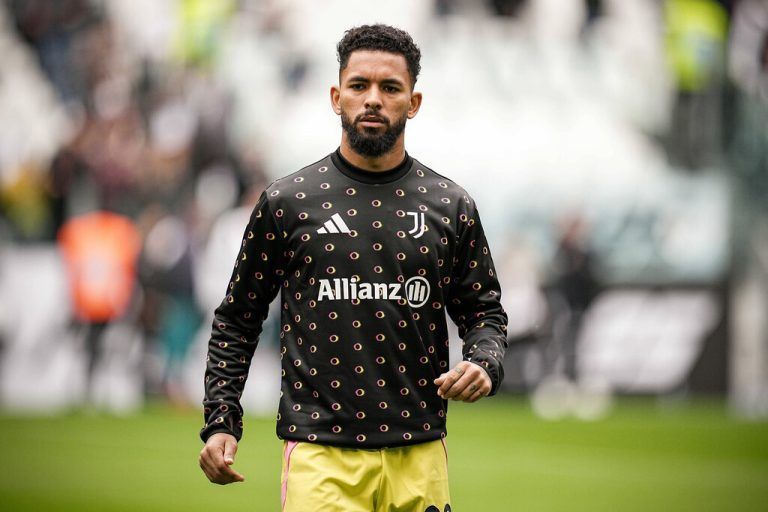 Juventus Douglas Luiz during the Serie A soccer match between Juventus and Cagliari at the Allianz Stadium in Turin, north west Italy - Sunday, October 06, 2024. - Soccer . PUBLICATIONxNOTxINxITAxFRAxCHN Copyright: xMarcoxAlpozzi/LaPressex