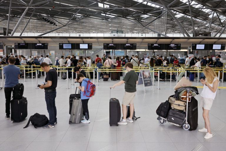 Lange Warteschlagen vor dem Check-In sorgen für Frust. Zu Ferienbeginn in Nordrhein-Westfalen herrscht auf den Flughäfen großer Andrang. In Köln-Bonn gibt es längere Wartezeiten. Passagiere müssen mehrere Stunden auf Check-In oder vor Sicherheitskontrollen warten. Einige Airlines verspäten sich, manche Flüge fallen aus. Bereits in den vergangenen Tagen war es zu Flughafen-Chaos auf Airports in NRW gekommen. Themenbild, Symbolbild Köln, 25.06.2022 NRW Deutschland *** Long queues before check in cause frustration At the beginning of the vacations in North Rhine-Westphalia, there is a big rush at the airports In Cologne Bonn, there are longer waiting times Passengers have to wait several hours for check in or in front of security ch Copyright: xChristophxHardtx