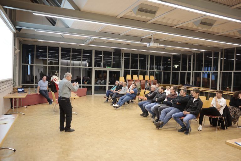 Eine Schule von Nikoläusen für Nikoläuse
