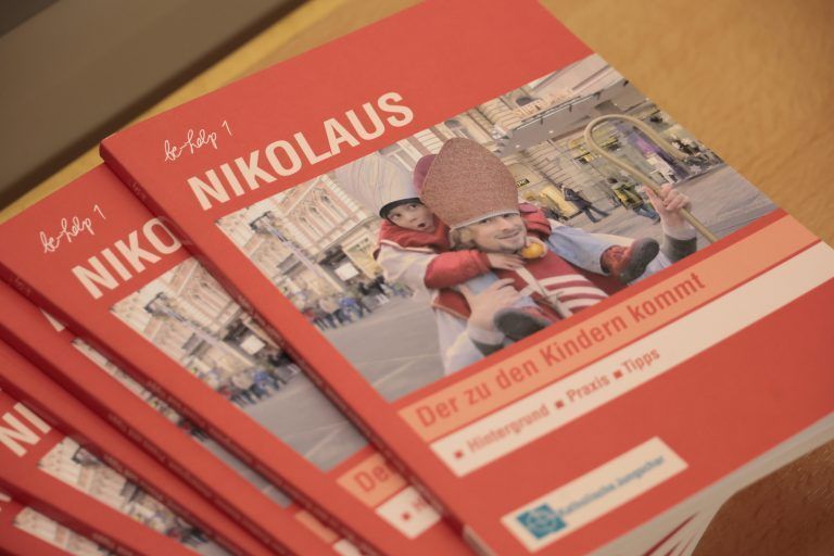 Eine Schule von Nikoläusen für Nikoläuse