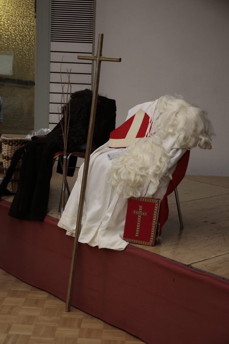 Eine Schule von Nikoläusen für Nikoläuse