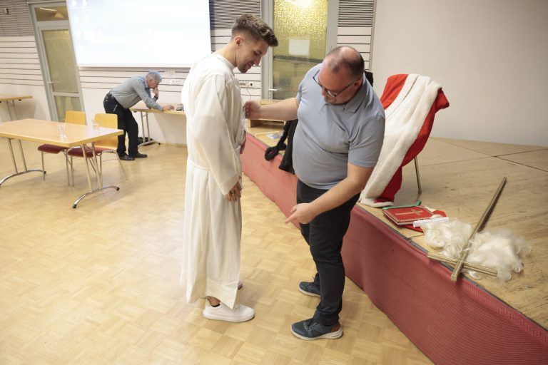 Eine Schule von Nikoläusen für Nikoläuse