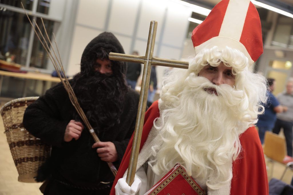 Eine Schule von Nikoläusen für Nikoläuse