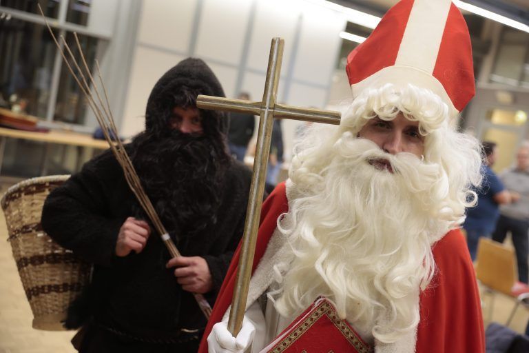Eine Schule von Nikoläusen für Nikoläuse