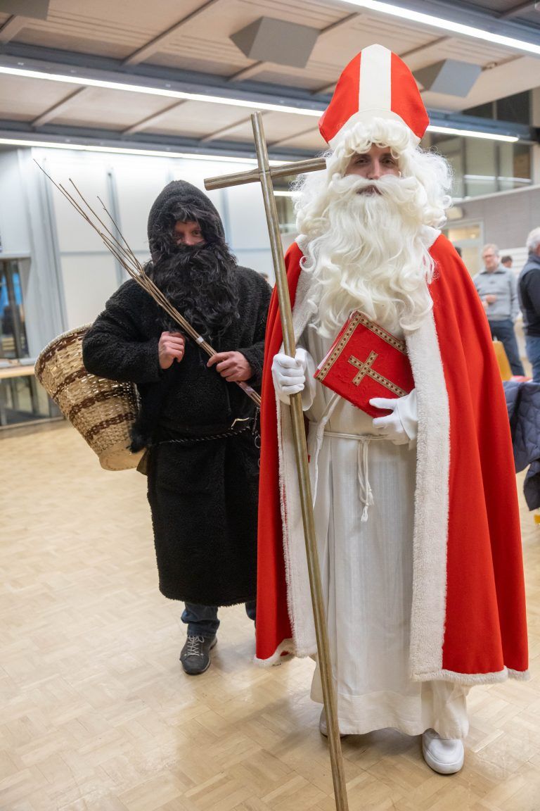 Eine Schule von Nikoläusen für Nikoläuse