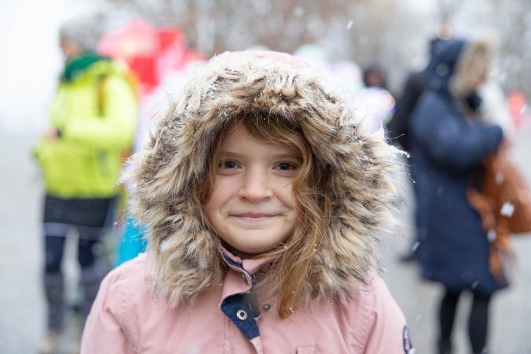 Leuchtende Kinderaugen beim Weihnachtstruck in Bregenz