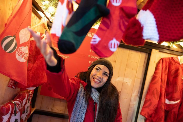 Leuchtende Kinderaugen beim Weihnachtstruck in Bregenz