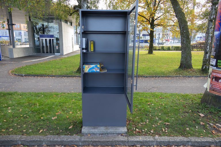 Bücher werden in See geschmissen geworfen