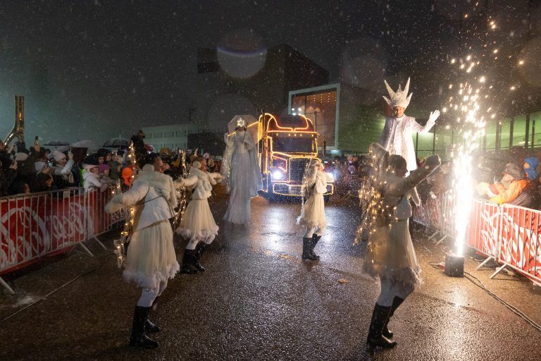 Leuchtende Kinderaugen beim Weihnachtstruck in Bregenz