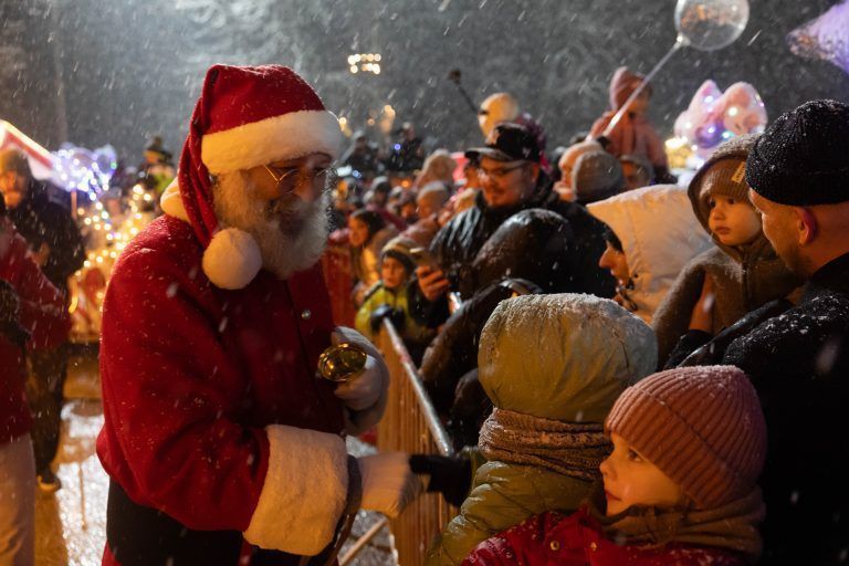 Leuchtende Kinderaugen beim Weihnachtstruck in Bregenz