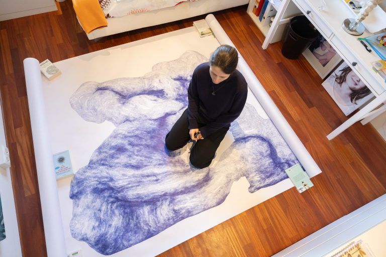 Malerin Kessler arbeitet ohne Atelier an großen Papierzeichnungen. Sie gewann heuer das Ö1 Talentestipendium und ist für den Kulturpreis Vorarlberg nominiert. Dieser wird 2 Tage vor Termin vergeben. Artikelform: Künstlerinnen-Portrait.