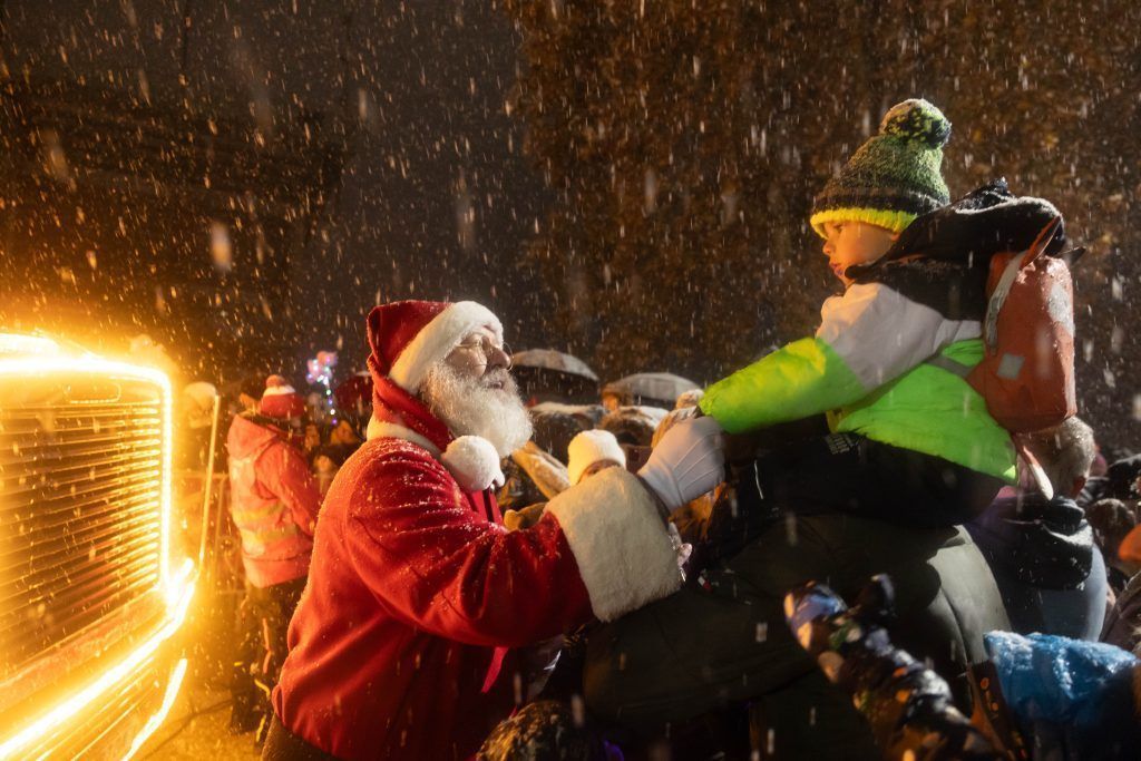 Leuchtende Kinderaugen beim Weihnachtstruck in Bregenz