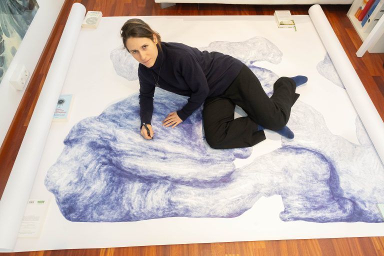 Malerin Kessler arbeitet ohne Atelier an großen Papierzeichnungen. Sie gewann heuer das Ö1 Talentestipendium und ist für den Kulturpreis Vorarlberg nominiert. Dieser wird 2 Tage vor Termin vergeben. Artikelform: Künstlerinnen-Portrait.