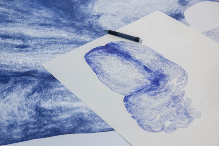 Malerin Kessler arbeitet ohne Atelier an großen Papierzeichnungen. Sie gewann heuer das Ö1 Talentestipendium und ist für den Kulturpreis Vorarlberg nominiert. Dieser wird 2 Tage vor Termin vergeben. Artikelform: Künstlerinnen-Portrait.