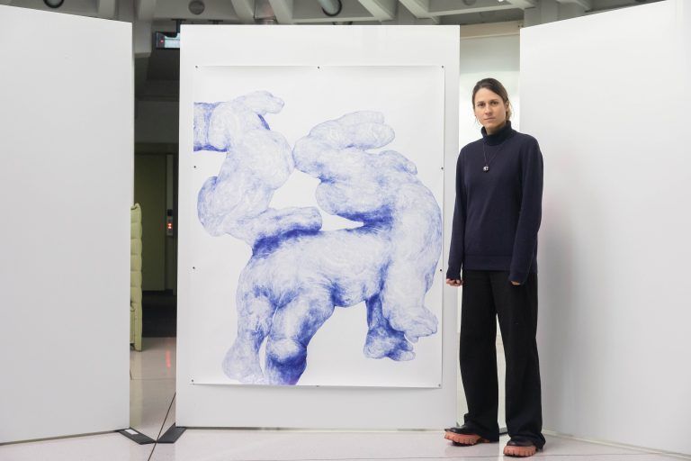 Malerin Kessler arbeitet ohne Atelier an großen Papierzeichnungen. Sie gewann heuer das Ö1 Talentestipendium und ist für den Kulturpreis Vorarlberg nominiert. Dieser wird 2 Tage vor Termin vergeben. Artikelform: Künstlerinnen-Portrait.