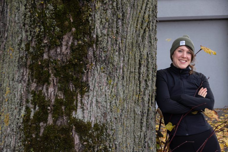 Muss dieser Baum einem Kreuzungsumbau weichen? Helena Schütte will "Lala, die Linde" retten