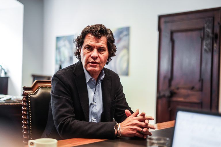 Interview Bürgermeister Manfred Rädler, Bitte gute Interviewfotos, hohes Foto, Interviewszene mit Redakteur, Weg ins Büro abfotografieren.