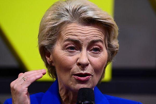 Von der Leyen leistet medizinische Hilfe auf Flug