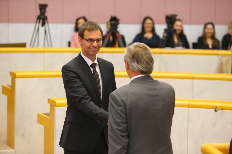 Wie viele Landesräte das Gesetz vorschreibt und was ein Abgeordneter verdient
