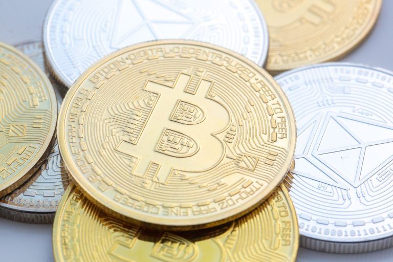 ABD0020_20241106 – BERLIN – DEUTSCHLAND: ILLUSTRATION – 10.11.2023, Berlin: Bitcoin (M) und Ethereum-Mnzen sind auf einem Tisch angeordnet. (zu dpa: ÇBitcoin legt deutlich zu und klettert auf RekordhochÈ) Foto: Fernando Gutierrez-Juarez/dpa +++ dpa-Bildfunk +++. – FOTO: APA/dpa/Fernando Gutierrez-Juarez
