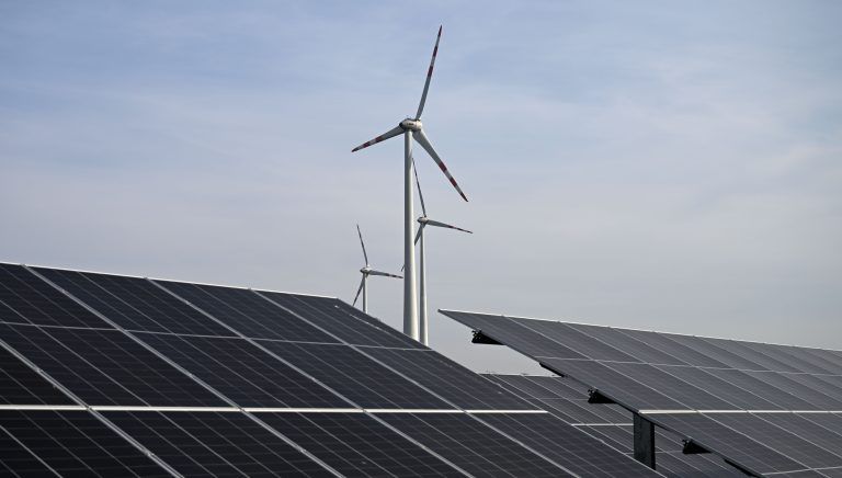 ABD0021_20241114 – NICKELSDORF – STERREICH: ++ THEMENBILD ++ Projekt Zukunftsbild: Illustration zu den Themen Photovoltaikanlage / PV-Anlage / Photovoltaikmodule / Solarpanele / Solarenergie / Energie / Strom. Die gr§te Photovoltaik-Anlage sterreichs im “SonnenPark Nickelsdorf” aufgenommen am Mittwoch, 6. November 2024. Der “SonnenPark Nickelsdorf” besteht aus drei Teilbereiche und ist eine Hybridanlage in Kombination von PV […]