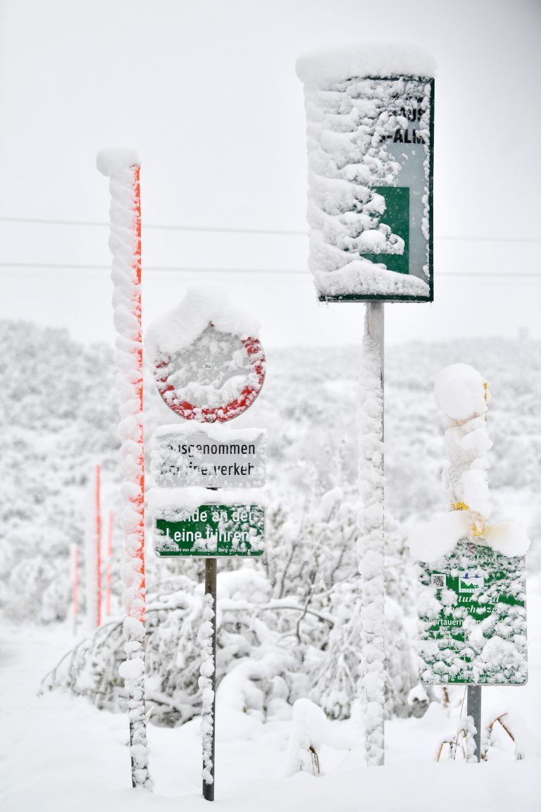 ABD0028_20201011 – OBERTAUERN –
STERREICH: ++ THEMENBILD ++ Verschneite Hinweistafeln und Verkehrszeichen in Obertauern am Sonntag, 11. Oktober 2020. Eine Kaltfront bringt Regen und in hheren Lagen Schnee. – FOTO: APA/BARBARA GINDL