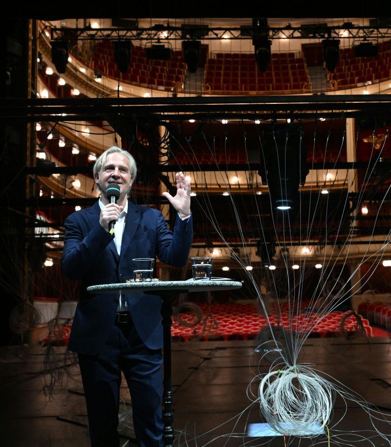 ABD0051_20240423 – WIEN –
STERREICH: Der designierte Burgtheaterdirektor Stefan Bachmann am Dienstag, 23. April 2024, anl. der Spielplan-Prsentation der Burgtheater-Saison 2024/25 im Burghteater in Wien. – FOTO: APA/HELMUT FOHRINGER