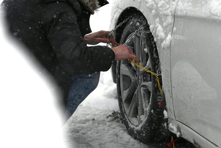 ABD0080_20190109 – UNTERTAUERN –
STERREICH: ++ THEMENBILD ++ ZU APA0087 VOM 9.1.2019 – Ein Mann beim Anlegen von Schneeketten in Niedertauern (Salzburg) , aufgenommen am Mittwoch, 9. Jnner 2019 . In weiten Teilen
sterreichs sind in den letzten Tagen erhebliche Mengen an Schnee gefallen. – FOTO: APA/HARALD SCHNEIDER