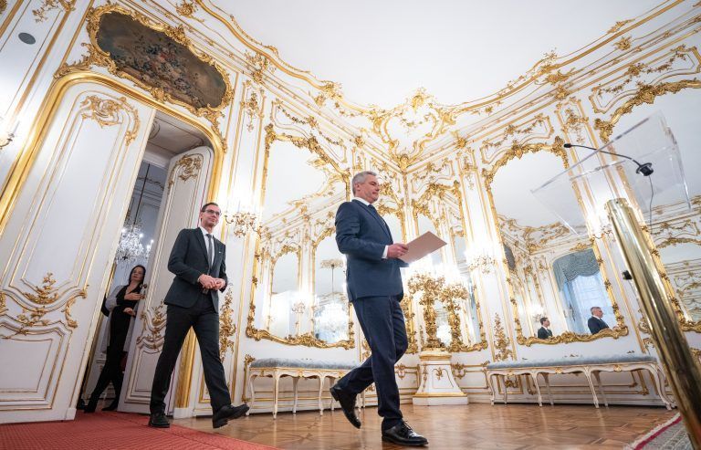 ABD0088_20241111 – WIEN – STERREICH: vlnr.: Landeshauptmann von Vorarlberg Markus Wallner und Bundeskanzler Nehammer (VP) am Montag, 11. November 2024, im Rahmen der Angelobung von Markus Wallner zum Landeshauptmann von Vorarlberg durch Bundeskanzler Nehammer (VP) in der Prsidentschaftskanzlei in Wien. – FOTO: APA/GEORG HOCHMUTH